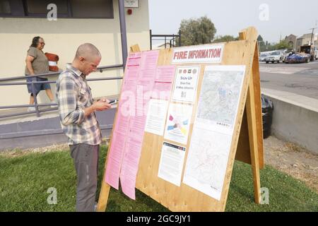 Susanville, Usa. August 2021. Der Evakuierte Steve Rolling aus Amador, CA, einer kleinen Gemeinde am Ufer des Lake Amador, zeichnet Straßensperrungen auf, die auf der Brandinformationstafel im Lassen County Run Evakuierungszentrum an der Lassen High School in Susanville, Kalifornien, während des Brandes von Dixie am 7. August 2021 gefunden wurden. Foto von Peter DaSilva/UPI Credit: UPI/Alamy Live News Stockfoto