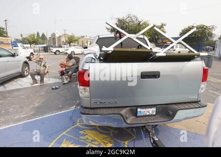 Susanville, Usa. August 2021. Die Evakuierten Denis & Olivia Berg aus Westwood, CA, einer kleinen Gemeinde östlich des Lake Amador, warten geduldig mit anderen aus ihrer Gemeinde auf eine klare Rückkehr nach Hause, während sie im Lassen County Evakuierungszentrum an der Lassen High School in Susanville Schutz bieten. Kalifornien während des Brandes von Dixie am 7. August 2021. Foto von Peter DaSilva/UPI Credit: UPI/Alamy Live News Stockfoto