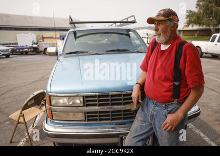 Susanville, Usa. August 2021. Der Evakuierte Jim Cabral aus Westwood, einer kleinen Gemeinde östlich des Lake Amador, wartet auf die Rückkehr der Behörden nach Hause, während er während des Dixie-Feuers am 7. August 2021 im Lassen County Run Evakuierungszentrum an der Lassen High School in Susanville, Kalifornien, unterkam. Foto von Peter DaSilva/UPI Credit: UPI/Alamy Live News Stockfoto