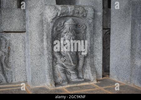 Zementschnitzereien aus der alten Geschichte Sri Lankas wurden als Inneneinrichtung in einem Sportpavillon aufgestellt. Armeeverordnung Lager Dombagoda. Sri Lanka. Stockfoto