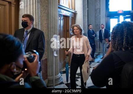 Washington, Vereinigte Staaten. August 2021. Die Senatorin der Vereinigten Staaten, Lisa Murkowski (Republikanerin von Alaska), trifft am Samstag, den 7. August 2021, bei einer Abstimmung im US-Kapitol in Washington, DC, in die Senatskammer ein. Kredit: Rod Lampey/CNP/dpa/Alamy Live Nachrichten Stockfoto