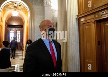 Washington, Vereinigte Staaten. August 2021. Der US-Senator Cory Booker (Demokrat von New Jersey) verlässt die Senatskammer während einer Abstimmung im US-Kapitol in Washington, DC, am Samstag, dem 7. August 2021. Kredit: Rod Lampey/CNP/dpa/Alamy Live Nachrichten Stockfoto