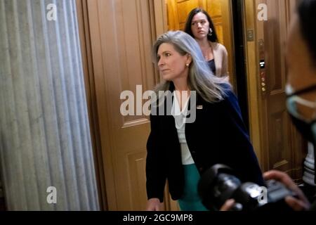 Washington, Vereinigte Staaten. August 2021. Der US-Senator Joni Ernst (Republikaner von Iowa) trifft am Samstag, den 7. August 2021, bei einer Abstimmung im US-Kapitol in Washington, DC, in die Senatskammer ein. Kredit: Rod Lampey/CNP/dpa/Alamy Live Nachrichten Stockfoto