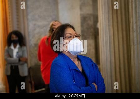 Washington, Vereinigte Staaten. August 2021. Der US-Senator Mazie Hirono (Demokrat von Hawaii) verlässt die Senatskammer während einer Abstimmung im US-Kapitol in Washington, DC, am Samstag, dem 7. August 2021. Kredit: Rod Lampey/CNP/dpa/Alamy Live Nachrichten Stockfoto