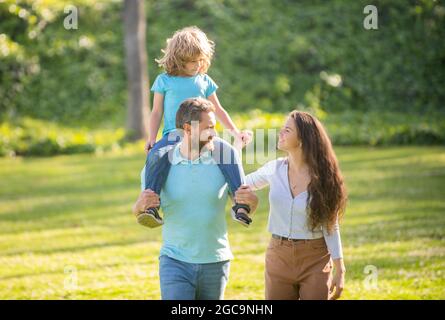 Elternschaft erfordert Liebe. Eltern und Kind im Sommer im Freien. Pflege Eltern und Sohn Stockfoto