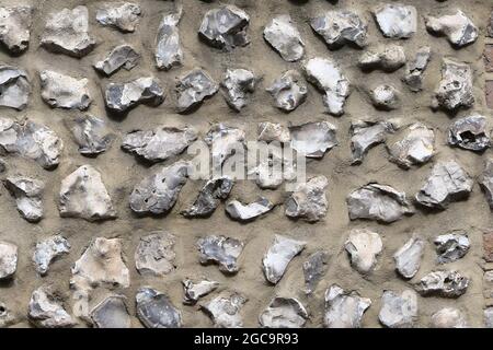 Flint Wandhintergrund zeigt raue graue Steine in Beton eingebettet Stockfoto