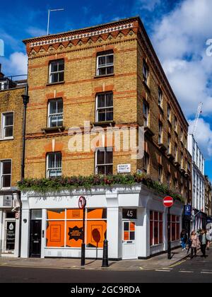 45 Berwick Street Soho London - Gemischtes Wohn- und Geschäftshaus an der Ecke Berwick St & Noel St in Soho. Traditionelles Soho-Gebäude. Stockfoto