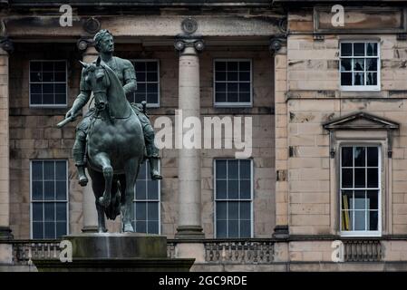 Die Reiterstatue von Charles II. Auf dem Parliament Square, Edinburgh, Schottland, Großbritannien. Stockfoto