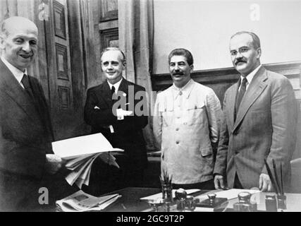 Ribbentrop, Stalin und Molotow bei der Unterzeichnung des Nazi-Sowjet-Paktes in Moskau 1939 Stockfoto