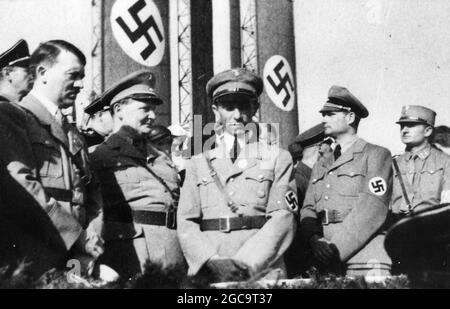 Die Nazi-Heirarchie zusammen. -Hitler, Göring, Gölbels, Hess. Ganz rechts steht, glaube ich, Edmund Heines. Stockfoto