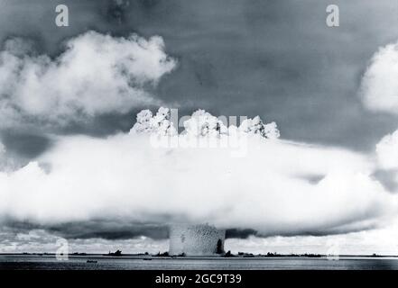 Kernexplosion und Pilzwolke beim Atomtest der Operation Crossroads (Baker Day) im Bikini Atoll im Jahr 1946 Stockfoto