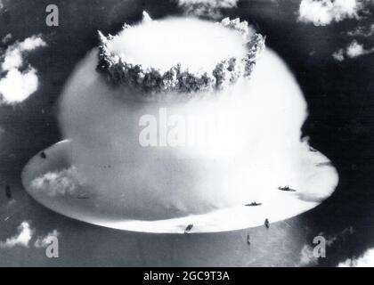 Kernexplosion und Pilzwolke beim Atomtest der Operation Crossroads (Baker Day) im Bikini Atoll im Jahr 1946 Stockfoto