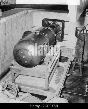 Die Atombombe Little Boy (abgeworfen auf Hiroshima) wurde 1945 auf einem Anhänger aufgestellt Stockfoto