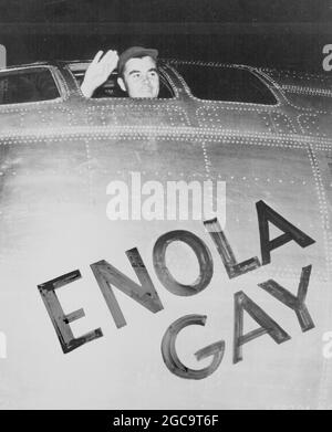 Colonel Paul Tibbets in der Boeing B-29 Superfortress Enola Gay, die am 6. August 1945 die erste Atomwaffe auf Hiroshima abwarf Stockfoto