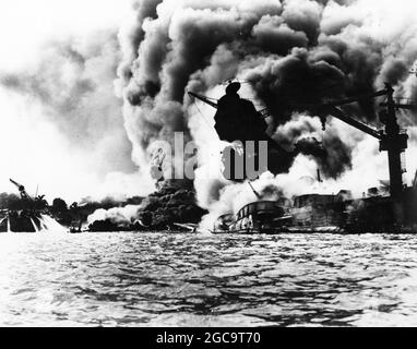 Die USS Arizona brennt in Pearl Harbor am 7. Dezember 1941, Hawaii, USA Stockfoto