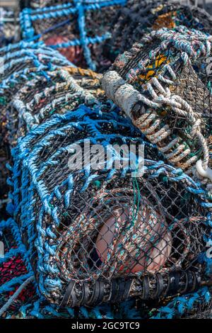 Hummertöpfe aus der Nähe, Fischernetze, Fischfallen, Hummerfischen, Krabbenfischen, Fanggerät, Fangkörbe, Fallen für Hummer und Krabben, Stockfoto