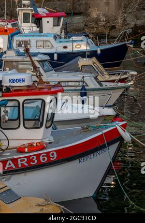 Fischerboote, Boote im Hafen, Reihe von Booten, kleine Fischerboote, Küstentrawler im Hafen, Düngehafen, ayrshire, schottische Küste, Abdeckung. Stockfoto