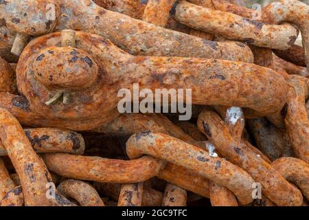 Rostige Ketten, korrodierte Ketten, Korrosion an Schäkeln, Korrosion von Ketten und Schäkeln, Oxidation von Eisen, Stahlkette rostend, rostige alte Ketten. Stockfoto