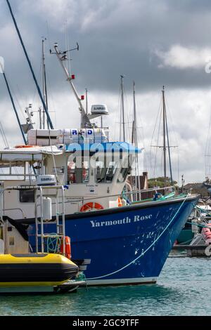 Fischerboot, Fischtrawler, hafen von yarmouth, Insel wight, Fischtrawler im Hafen, kleines Fischerboot im Hafen, Platz zum Kopieren. Stockfoto