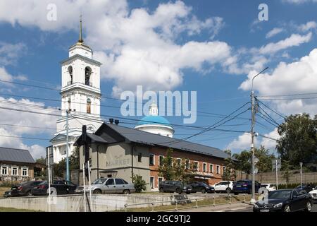 Serpukhov, Russland - 18. Juni 2021: Nikolsky Cathedral (Nikola Belyi oder White Nikola) Trendy Hipster Restaurant Kitchen Market Stockfoto