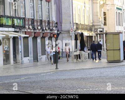 Lissabon, Lissabon Portugal. August 2021. (INT) Bewegung der Menschen in Lissabon. 7. August 2021, Lissabon, Portugal: Bewegung der Menschen in Lissabon, Portugal, am Samstag (7), an einem angenehmen Nachmittag im europäischen Sommer. (Bild: © Edson De Souza/TheNEWS2 über ZUMA Press Wire) Stockfoto