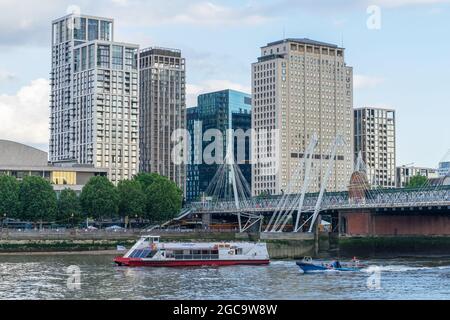 Das Shell Center und die Gebäude des Casson Square am Southbank der Themse. London - 4. August 2021 Stockfoto