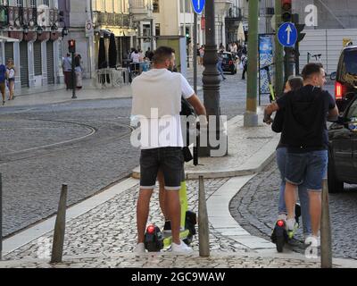 Lissabon, Lissabon Portugal. August 2021. (INT) Bewegung der Menschen in Lissabon. 7. August 2021, Lissabon, Portugal: Bewegung der Menschen in Lissabon, Portugal, am Samstag (7), an einem angenehmen Nachmittag im europäischen Sommer. (Bild: © Edson De Souza/TheNEWS2 über ZUMA Press Wire) Stockfoto