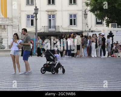 Lissabon, Lissabon Portugal. August 2021. (INT) Bewegung der Menschen in Lissabon. 7. August 2021, Lissabon, Portugal: Bewegung der Menschen in Lissabon, Portugal, am Samstag (7), an einem angenehmen Nachmittag im europäischen Sommer. (Bild: © Edson De Souza/TheNEWS2 über ZUMA Press Wire) Stockfoto