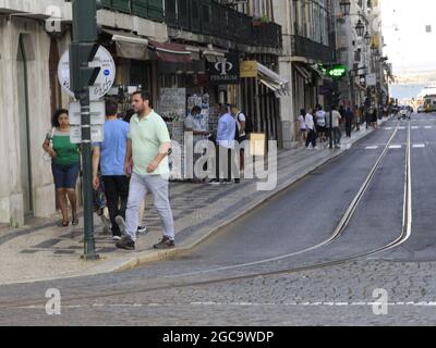 Lissabon, Lissabon Portugal. August 2021. (INT) Bewegung der Menschen in Lissabon. 7. August 2021, Lissabon, Portugal: Bewegung der Menschen in Lissabon, Portugal, am Samstag (7), an einem angenehmen Nachmittag im europäischen Sommer. (Bild: © Edson De Souza/TheNEWS2 über ZUMA Press Wire) Stockfoto