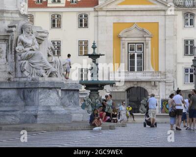 Lissabon, Lissabon Portugal. August 2021. (INT) Bewegung der Menschen in Lissabon. 7. August 2021, Lissabon, Portugal: Bewegung der Menschen in Lissabon, Portugal, am Samstag (7), an einem angenehmen Nachmittag im europäischen Sommer. (Bild: © Edson De Souza/TheNEWS2 über ZUMA Press Wire) Stockfoto