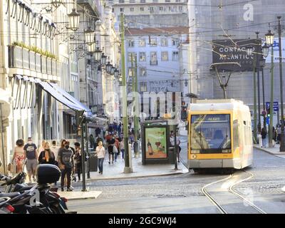 Lissabon, Lissabon Portugal. August 2021. (INT) Bewegung der Menschen in Lissabon. 7. August 2021, Lissabon, Portugal: Bewegung der Menschen in Lissabon, Portugal, am Samstag (7), an einem angenehmen Nachmittag im europäischen Sommer. (Bild: © Edson De Souza/TheNEWS2 über ZUMA Press Wire) Stockfoto