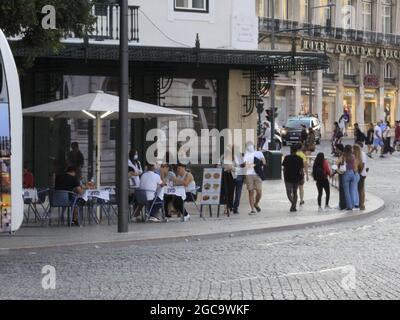 Lissabon, Lissabon Portugal. August 2021. (INT) Bewegung der Menschen in Lissabon. 7. August 2021, Lissabon, Portugal: Bewegung der Menschen in Lissabon, Portugal, am Samstag (7), an einem angenehmen Nachmittag im europäischen Sommer. (Bild: © Edson De Souza/TheNEWS2 über ZUMA Press Wire) Stockfoto