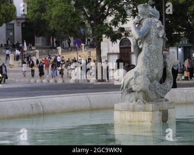 Lissabon, Lissabon Portugal. August 2021. (INT) Bewegung der Menschen in Lissabon. 7. August 2021, Lissabon, Portugal: Bewegung der Menschen in Lissabon, Portugal, am Samstag (7), an einem angenehmen Nachmittag im europäischen Sommer. (Bild: © Edson De Souza/TheNEWS2 über ZUMA Press Wire) Stockfoto