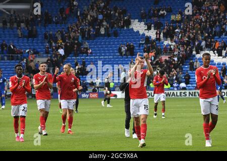 Cardiff, Großbritannien. August 2021. Barnsley applaudiert ihren Unterstützern nach dem Ende des Spiels in Cardiff, Großbritannien am 8/7/2021. (Foto von Mike Jones/News Images/Sipa USA) Quelle: SIPA USA/Alamy Live News Stockfoto