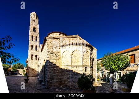 Die Stadt Areopoli mit traditionellen architektonischen Gebäuden und steinigen Häusern in Laconia, Peloponnes Griechenland Stockfoto