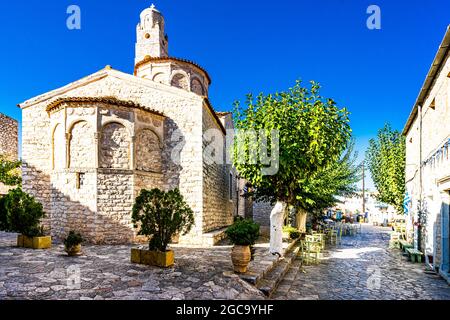 Die Stadt Areopoli mit traditionellen architektonischen Gebäuden und steinigen Häusern in Laconia, Peloponnes Griechenland Stockfoto