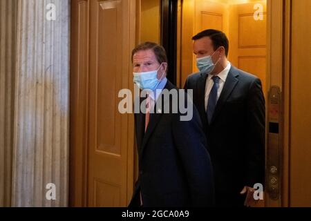 Washington, Vereinigte Staaten. August 2021. Der Senator der Vereinigten Staaten, Richard Blumenthal (Demokrat von Connecticut), trifft am Samstag, den 7. August 2021, bei einer Abstimmung im US-Kapitol in Washington, DC, in die Senatskammer ein. Kredit: Rod Lampey/CNP/dpa/Alamy Live Nachrichten Stockfoto