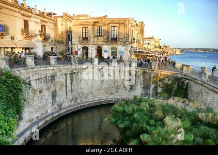 SYRAKUS, ITALIEN - 14. Jul 2021: Die Arethusa-Quelle - ein natürlicher Brunnen auf der Insel Ortygia, Syrakus, Italien Stockfoto