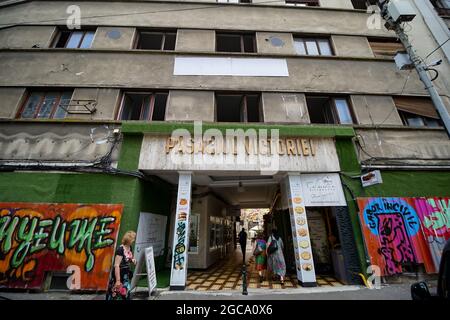 Bukarest, Rumänien - 08. Juli 2021: Eingang zur Victoria Passage, von der Academiei Street, in Bukarest. Dieses Gebäude ist während des Einsturzvorgangs in Gefahr Stockfoto