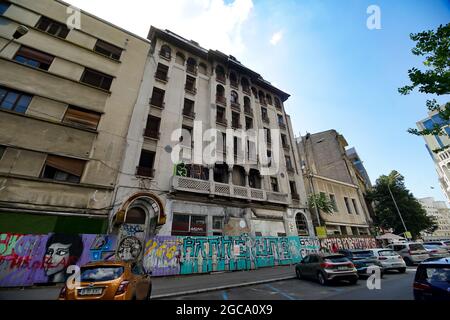 Bukarest, Rumänien - 08. Juli 2021: Das Gebäude des Muntenia Hotels, ehemaliges Hotel in Paris, befindet sich in einem fortgeschrittenen Zustand der Zersetzung, in der Gefahr eines Zusammenbruchs Stockfoto