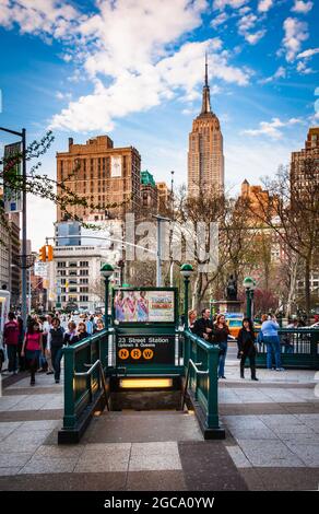 23rd Street Subway Entrance und Empire State Building, New York City, NY, USA Stockfoto