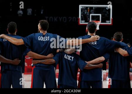 Tokio, Kanto, Japan. August 2021. Frankreich tritt für seine Nationalhymne gegen die Vereinigten Staaten vor dem Basketball-Goldmedaillenspiel der Männer während der Olympischen Sommerspiele 2020 in Tokio in der Saitama Super Arena an. (Bild: © David McIntyre/ZUMA Press Wire) Stockfoto