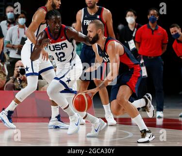 Tokio, Kanto, Japan. August 2021. Evan Fournier (10) vom Team France fährt während der Olympischen Sommerspiele 2020 in Tokio in der Saitama Super Arena gegen Jrue Holiday (12) vom Team United States beim Basketball-Goldmedaillenspiel der Männer. (Bild: © David McIntyre/ZUMA Press Wire) Stockfoto