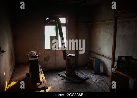 Mugla, Istanbul, TÜRKEI. August 2021. Die Türkei bekämpft seit dem 28. Juli Waldbrände.Neben Feuerwehrleuten und Forstarbeitern nahmen viele Zivilisten und Freiwillige an den Löscharbeiten Teil.in vielen Städten des Landes kamen acht Menschen bei Bränden ums Leben. Tausende von Tieren kamen ums Leben, Wald- und Agrarflächen sowie Gewächshausflächen in der Region wurden zur Asche. (Bild: © Sedat ElbasanZUMA Wire) Stockfoto