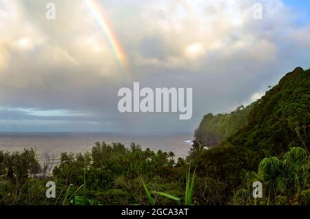 Nach dem Regen erscheint ein Regenbogen über der Hamakua Küste, am Laupahoehoe Point, auf der Big Island von Hawaii. Die Duschen fallen immer noch unter die Kl Stockfoto