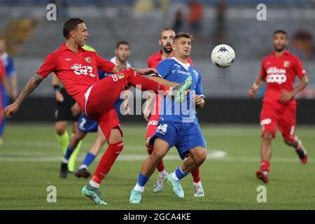 Novaro, Italien. August 2021. Stefano Scognamillo von Catanzaro räumt beim Coppa Italia-Spiel im Stadio Silvio Piola, Novaro, den Ball gegen Nicholo Ioannou aus Como. Bildnachweis sollte lauten: Jonathan Moscrop/Sportimage Kredit: Sportimage/Alamy Live News Stockfoto