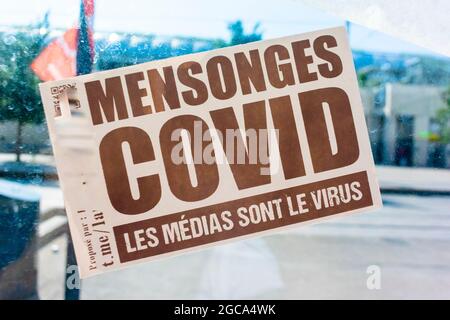 Montpellier, Frankreich, COVID-19-Schild, epidemische Denialist-Zeichen auf der Straße „COVID lügt, die Medien sind das Virus“ Anti-Pass-Regeln, Desinformation, Herausforderungen der öffentlichen Gesundheit Stockfoto