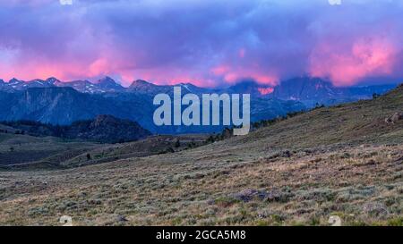 27. Juni 2021: Sonnenuntergang über der Wind River Range in der Nähe der Great Divide Mountain Bike Route, Pinedale, Wyoming.die Great Divide Mountain Bike Route, die sich 3,084 Meilen vom Jasper National Park, Alberta, bis zur mexikanischen Grenze erstreckt, ist die längste Radroute der Welt. Stockfoto