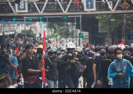 Bangkok, Thailand. August 2021. Während der Demonstration bereiteten die Demonstranten ihre Schutzausrüstung an der Kreuzung DIN Daeng vor.die pro-demokratische „Freie Jugend“-Gruppe, die den Rücktritt des thailändischen Premierministers und die Reform der Monarchie forderte, kündigte ihren Plan an, den Großen Palast zu besuchen, was zu einer Konfrontation zwischen Demonstranten und der Bereitschaftspolizei führen würde. Kredit: SOPA Images Limited/Alamy Live Nachrichten Stockfoto