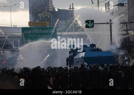 Bangkok, Thailand. August 2021. Während der Demonstration besprüht die Polizei einen Wasserkanonwagen auf Demonstranten, die Feuerwerkskörper an der Kreuzung DIN Daeng zurückwerfen. Die pro-demokratische „Freie Jugend“-Gruppe, die den Rücktritt des thailändischen Premierministers und die Reform der Monarchie fordert, kündigte ihren Plan an, den Großen Palast zu besuchen, was zu einer Konfrontation zwischen Demonstranten und führt Die Bereitschaftspolizei. Kredit: SOPA Images Limited/Alamy Live Nachrichten Stockfoto